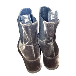 Super cute Moschino crushed velvet ankle boot size 7 Cheap & Chic vintage